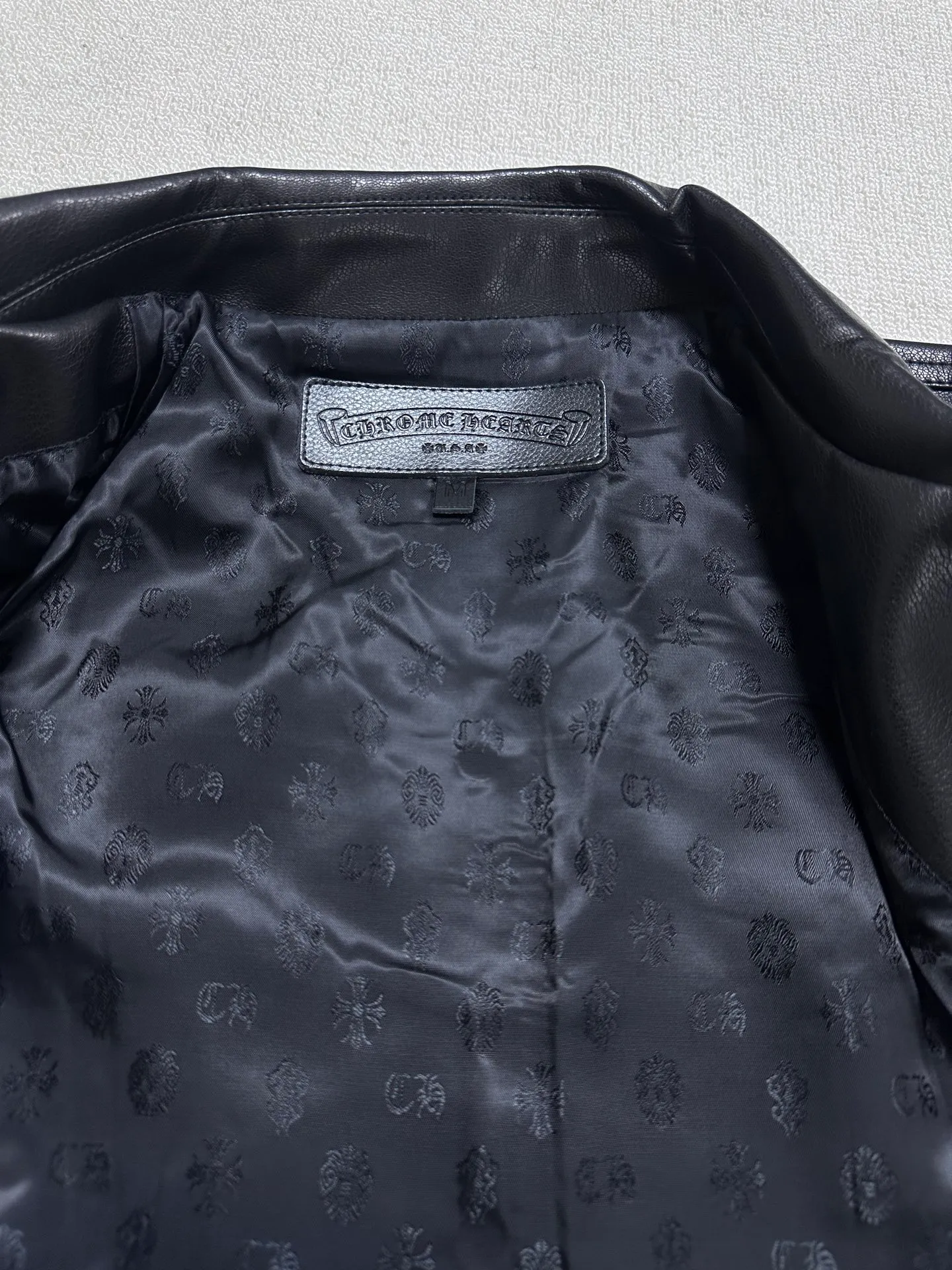 P800 💰 Chrome Heart*/Chrome Heart 24SS CH double-sleeved flame vine embroidered leather jacket. Originally purchased for 84,300, the fabric is custom-woven using black pebbled composite two-layer sheepskin material, custom-made silk jacquard logo lining, embroidery is processed using TAJIMA machine, appliqué embroidery technology, back imported template machine shape, customized genuine leather trademark, customized genuine leather size, customized 5.8cm metal logo mark, customized 18mm four-button buckle, customized 18mm two-button button, a full set of three-label accessories, exclusively produced.  Size：S/M/L